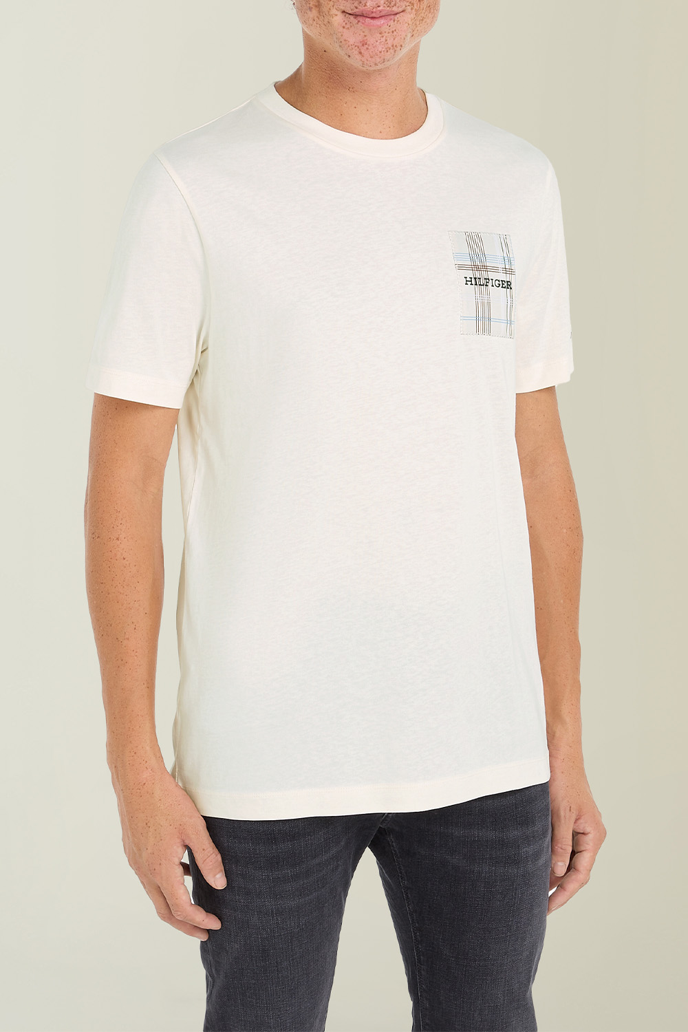 תמונת כל הלוק של חולצת טי TOMMY HILFIGER